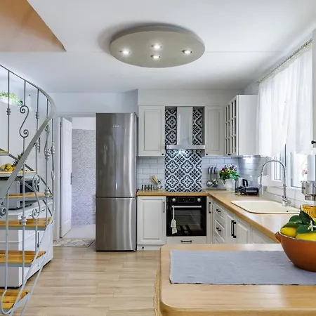 Karderina Cozy By The River Villa